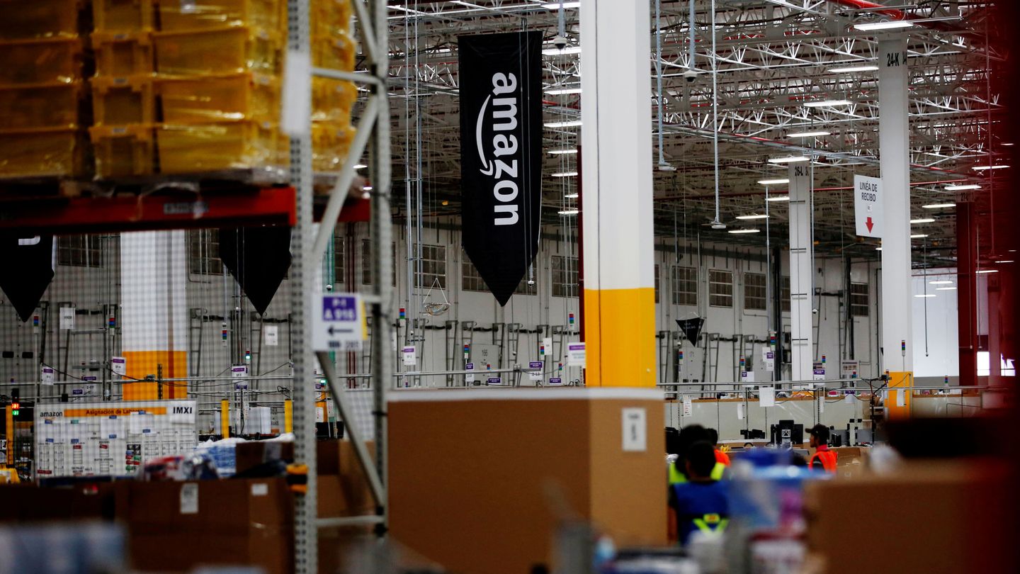 El logo de Amazon en uno de sus almacenes. (Reuters) 