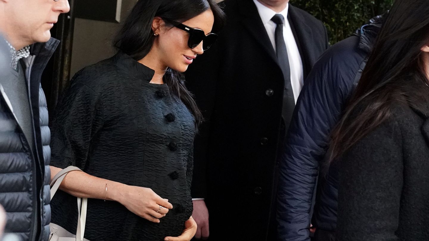 Meghan Markle, saliendo del hotel donde se celebró la baby shower. (Reuters)