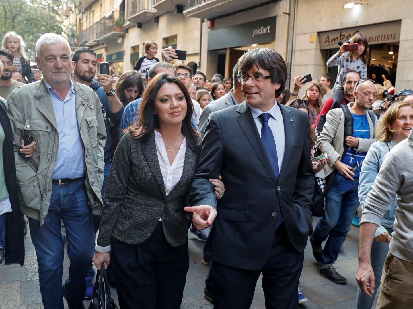Marcela Topor y Carles Puigdemont pasean por Girona, en una imagen de archivo. (Reuters)