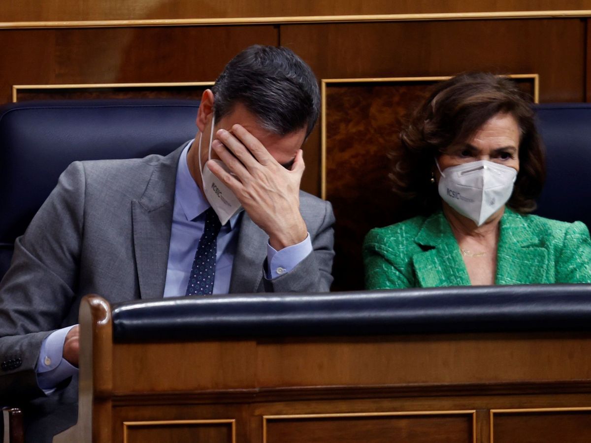 Foto: El presidente del Gobierno, Pedro Sánchez, y la vicepresidenta primera, Carmen Calvo. (EFE)