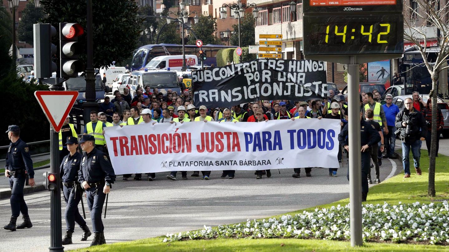 Manifestación en Oviedo de trabajadores de subcontratas mineras. (EFE/José Luis Cereijido)
