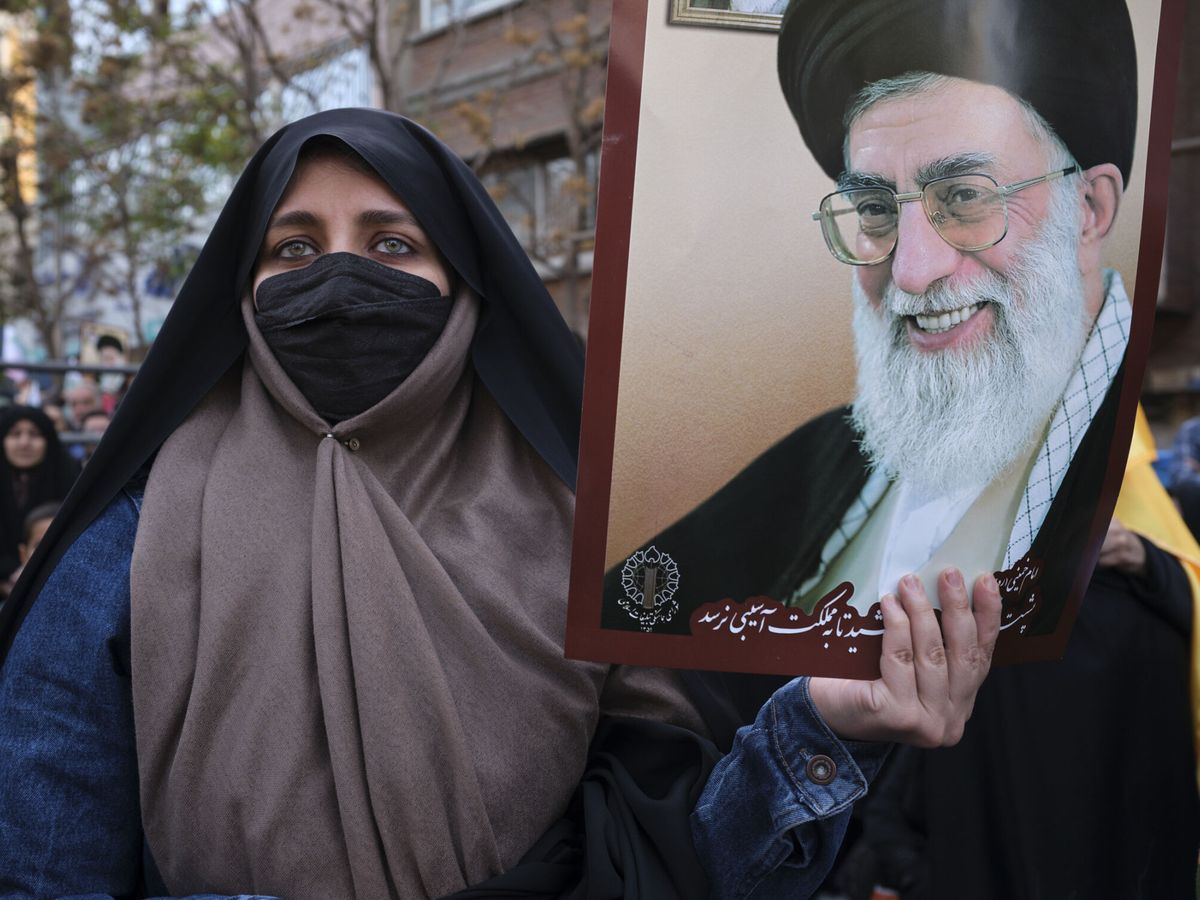 Foto: Una mujer muestra una imagen del líder supremo de Irán, Ali Jameneí. (EFE/Jaime León)