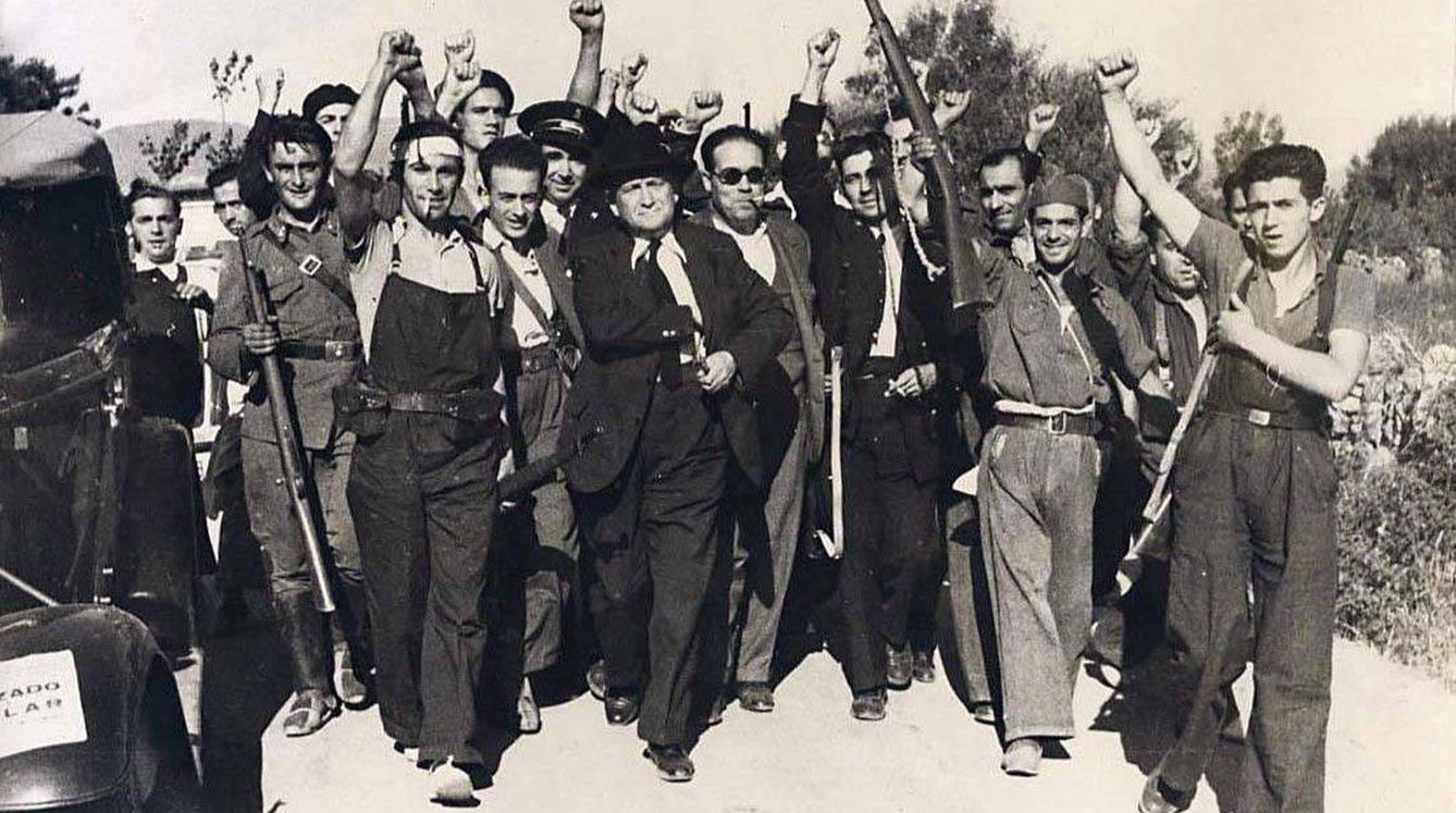 Francisco Largo Caballero, en el centro, junto a un grupo de milicianos en 1936.