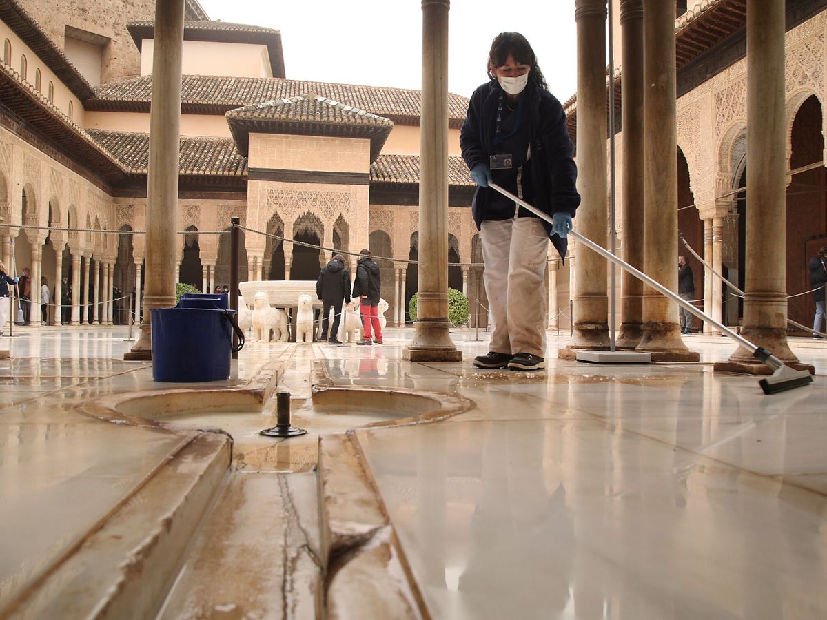 Foto: Una trabajadora limpia uno de los espacios de la Alhambra. (EFE/Pepe Torres)