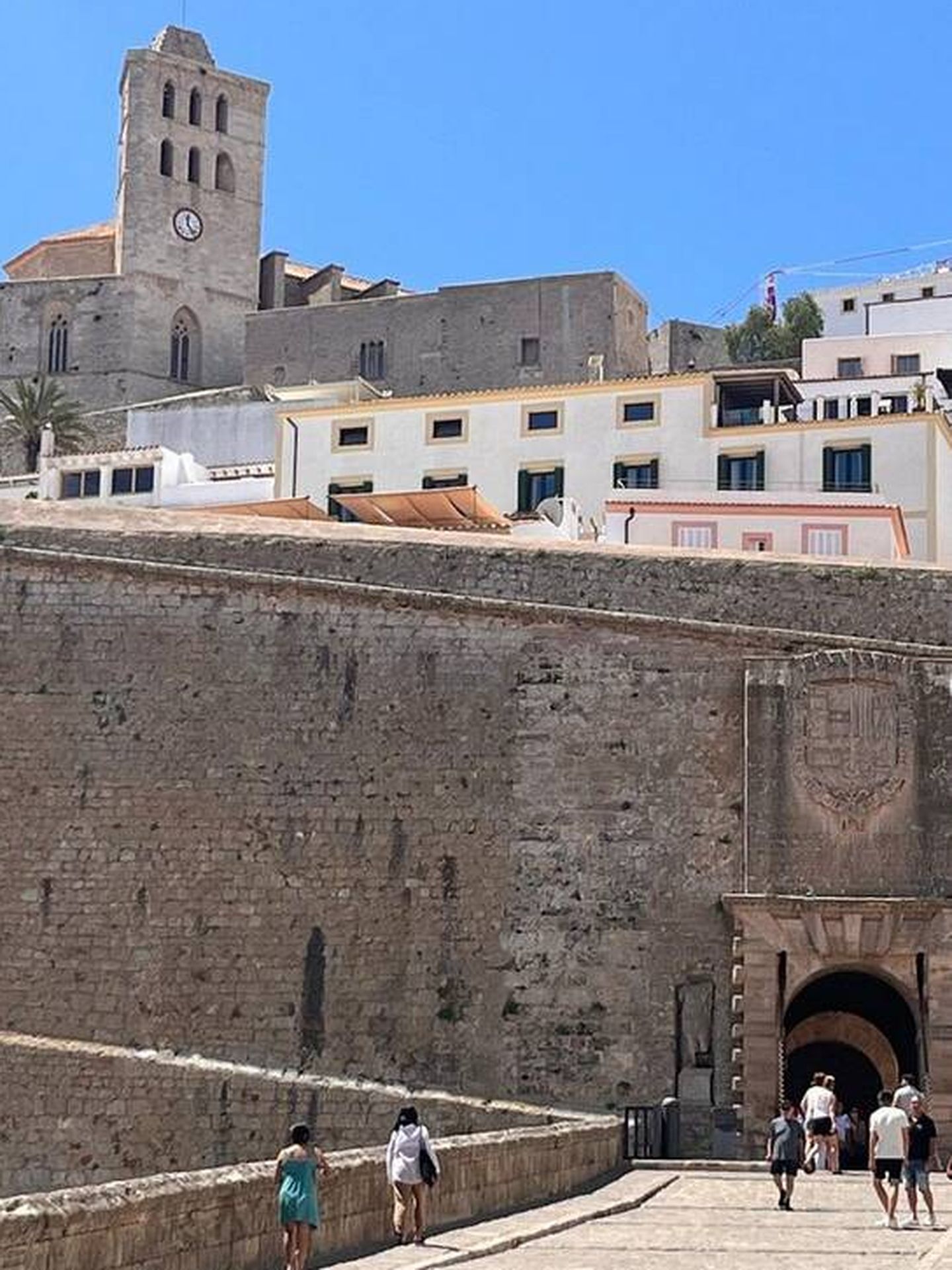 Fotografía tomada por Lourdes del acceso de Portal de ses Taules, en Ibiza. (Instagram/@lmoficial)