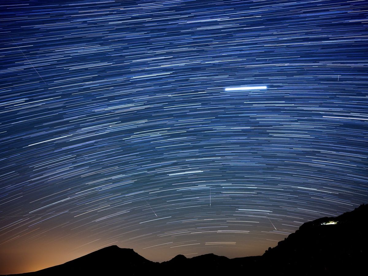 Foto: La noche de las perseidas es un fenómeno derivado del rastro de un cometa (EFE/Pedro Puente Hoyos)