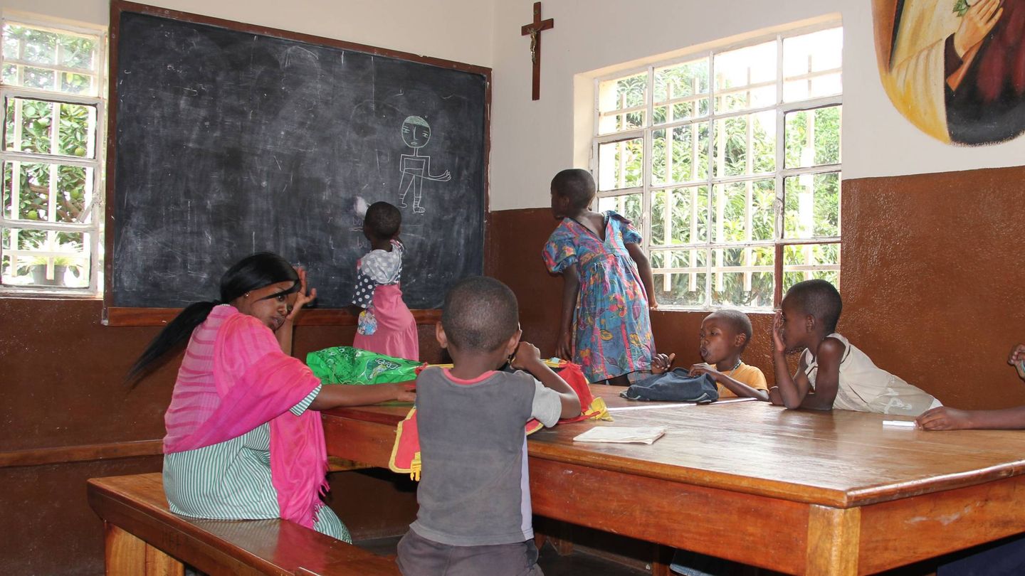 Menores estudian en el centro Ekabana. Algunas de las niñas han sido acusadas de brujeria. (T. Deiros) 