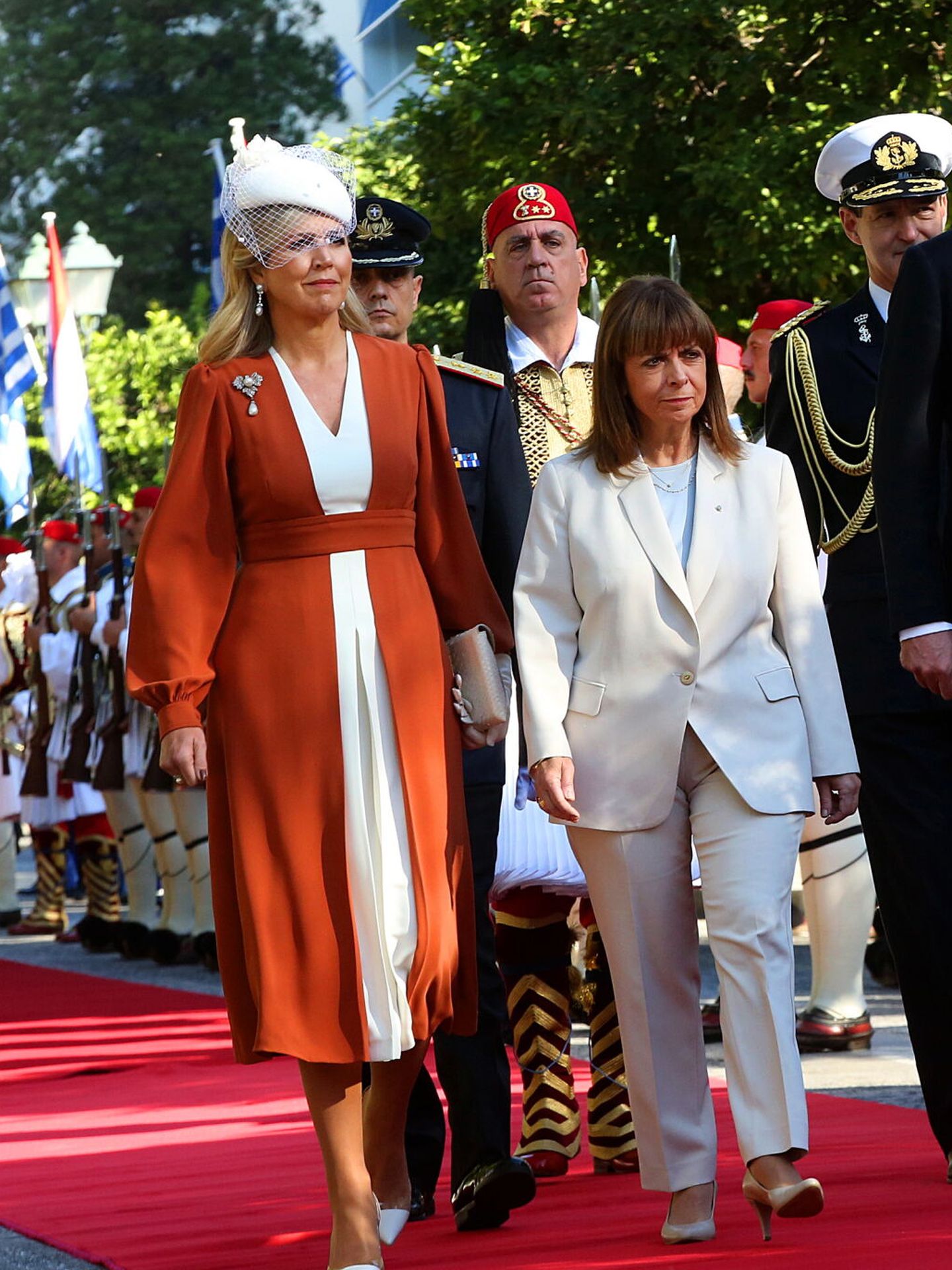 La reina Máxima, junto a la presidenta griega, Katerina Sakellaropoulou (EFE/Orestis Panagiotou) 