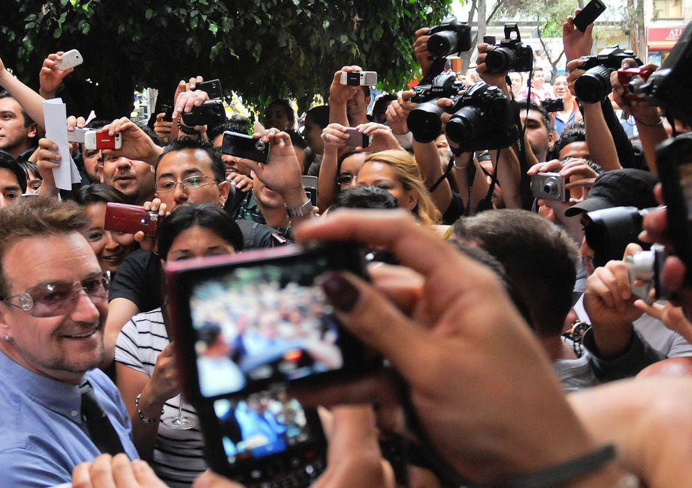 Foto: Bono rodeado de fans de U2 en México D.F. en 2011. (EFE)