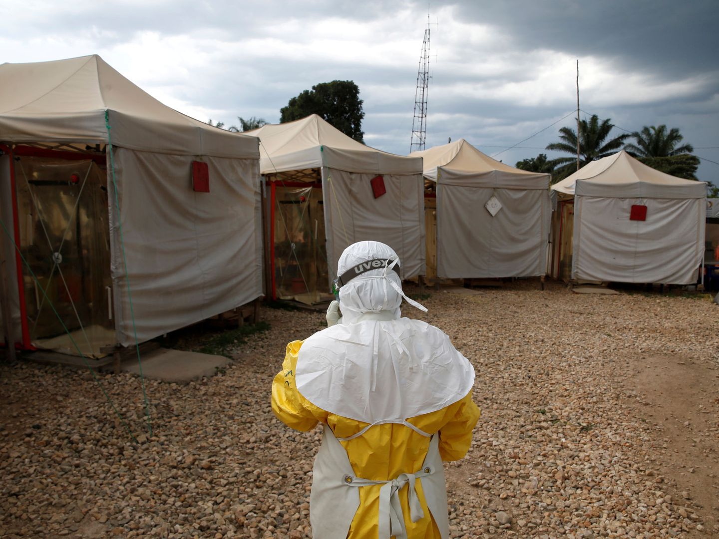 Un trabajador sanitario camina entre las instalaciones de la 'Unidad de Cuidados de Emergencia Biosegura' en el centro de tratamiento del ébola en Bemi. (Reuters)