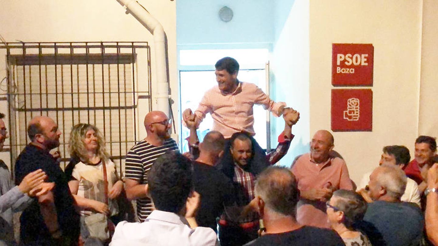 El alcalde de Baza, Pedro Fernández, celebrando el triunfo electoral tres días después de las elecciones. 
