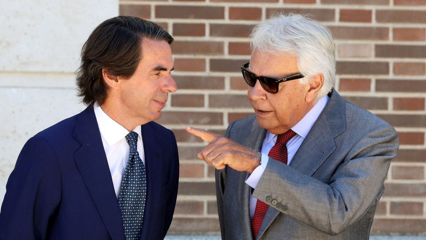 Los expresidentes del Gobierno José María Aznar y Felipe González. (EFE)