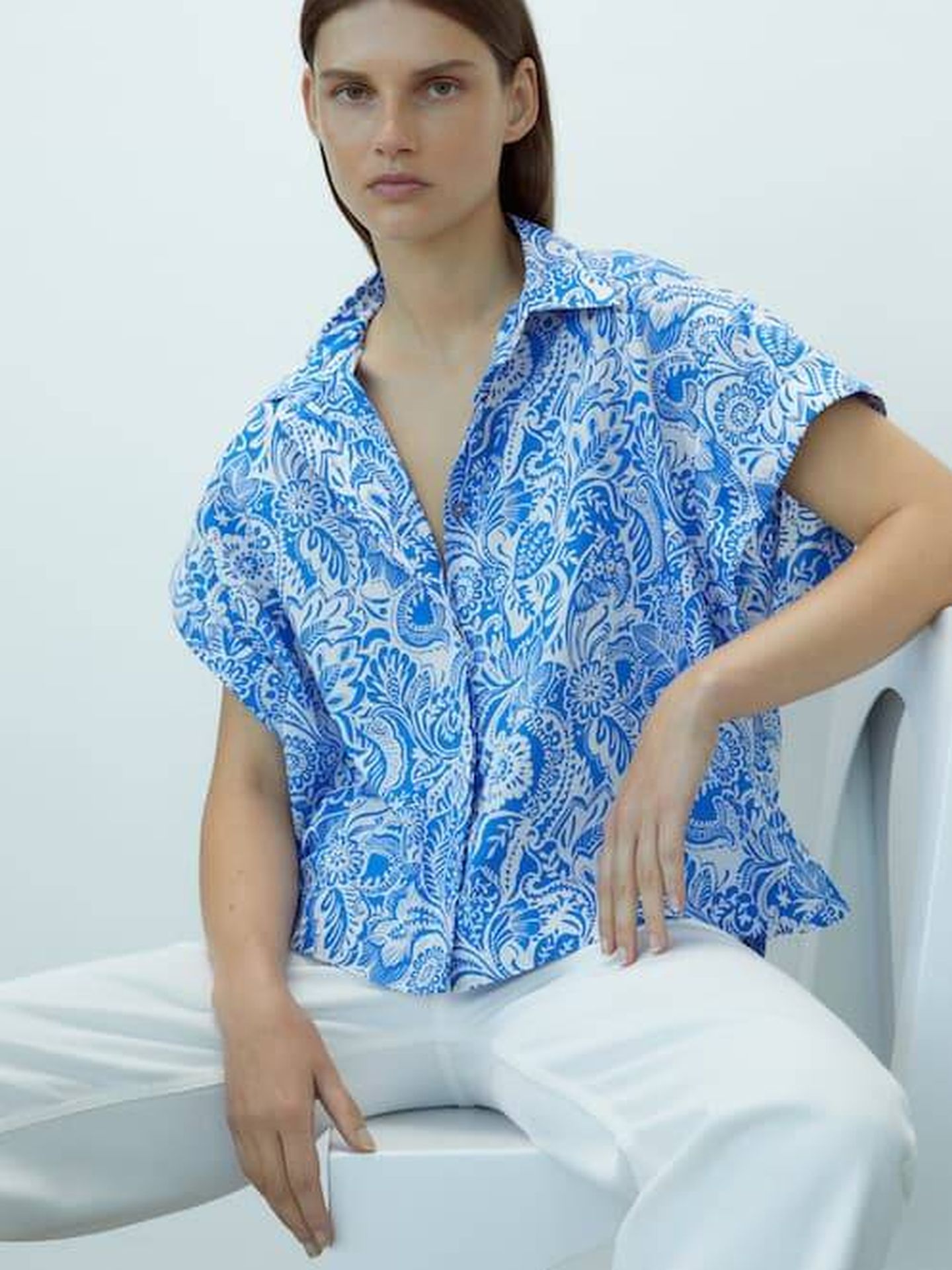 Camisa de flores de Massimo Dutti. (Cortesía)
