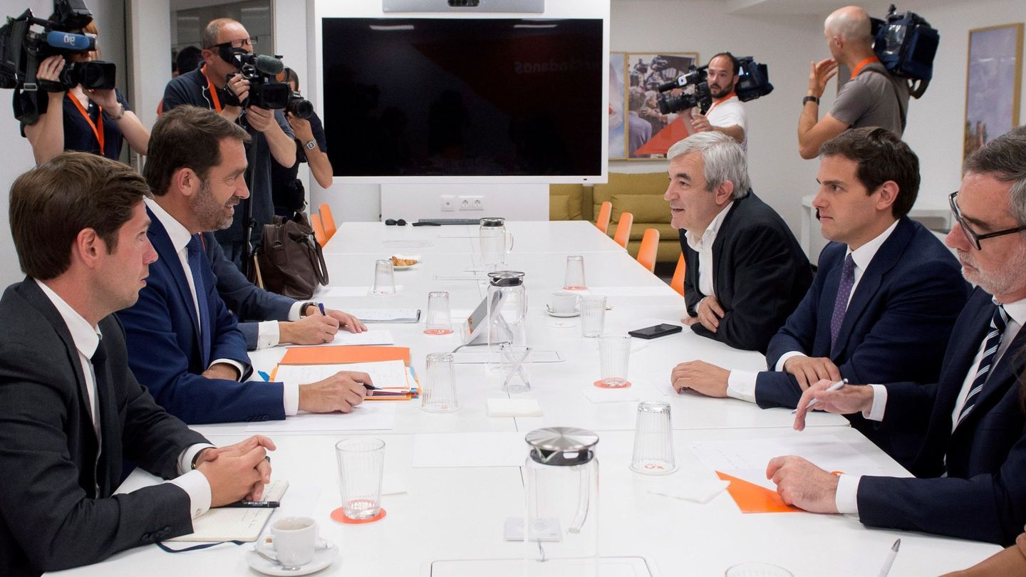 El presidente de Ciudadanos, Albert Rivera (2d), durante la reunión que ha mantenido con Christophe Castaner (2i). (EFE)