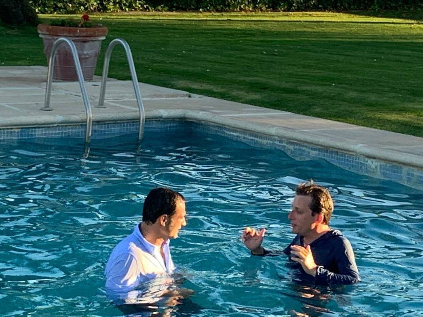 Foto cedida del alcalde de Madrid bañándose en una piscina de Motril.