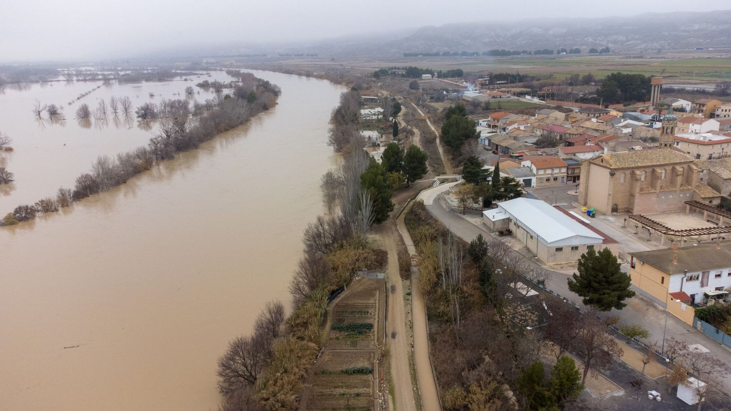 El río Ebro desbordado a su paso por la localidad de Osera del Ebro. (EFE/Javier Cebollada)