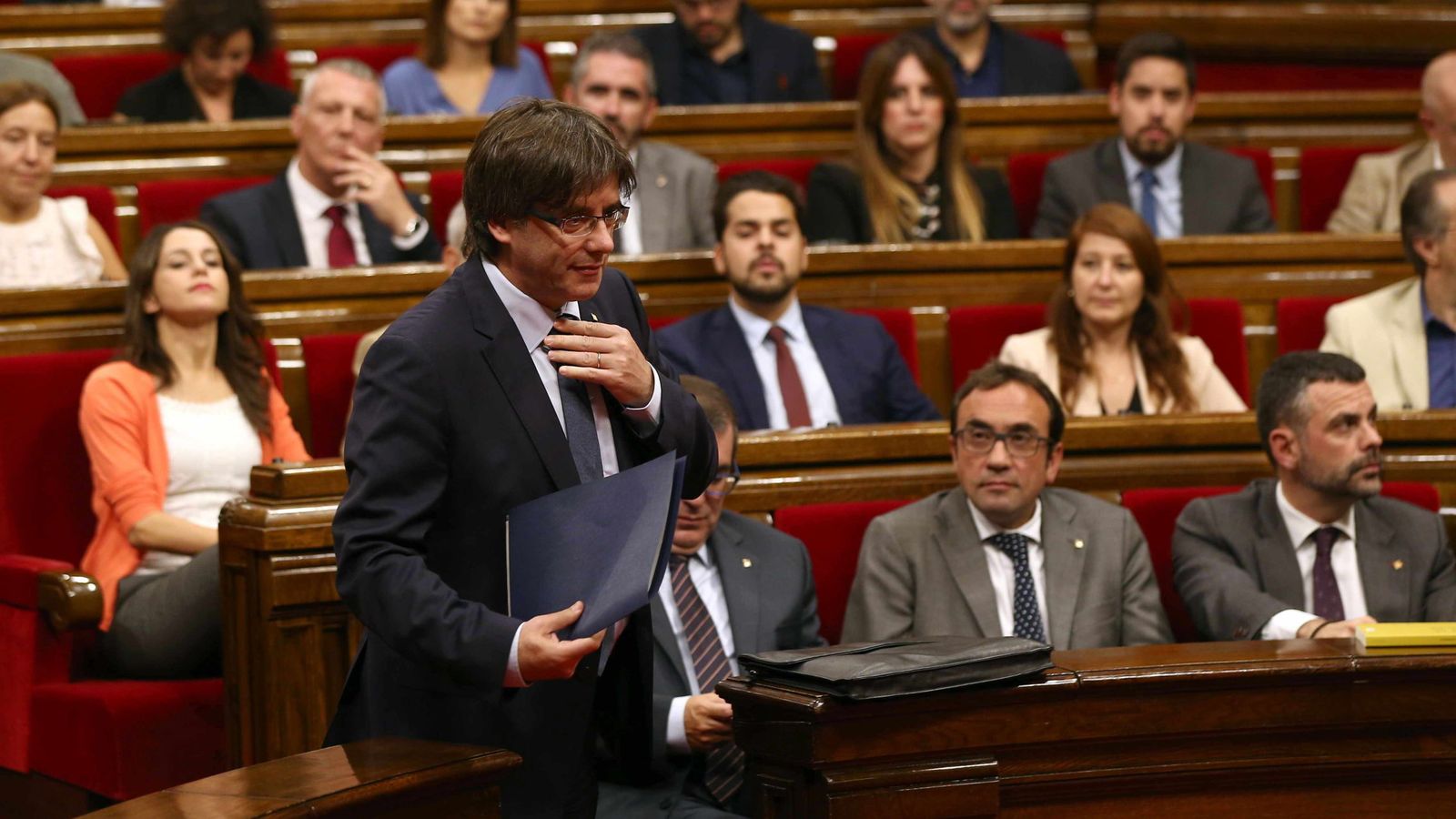 Foto: El presidente catalán, Carles Puigdemont, se dirige a la tribuna para su intervención en el debate de la cuestión de confianza. (EFE)
