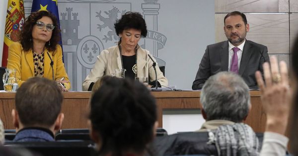 Foto: La portavoz del Gobierno, Isabel Celaá, con los ministros María Jesús Montero y José Luis Ábalos, este 8 de noviembre. (EFE)
