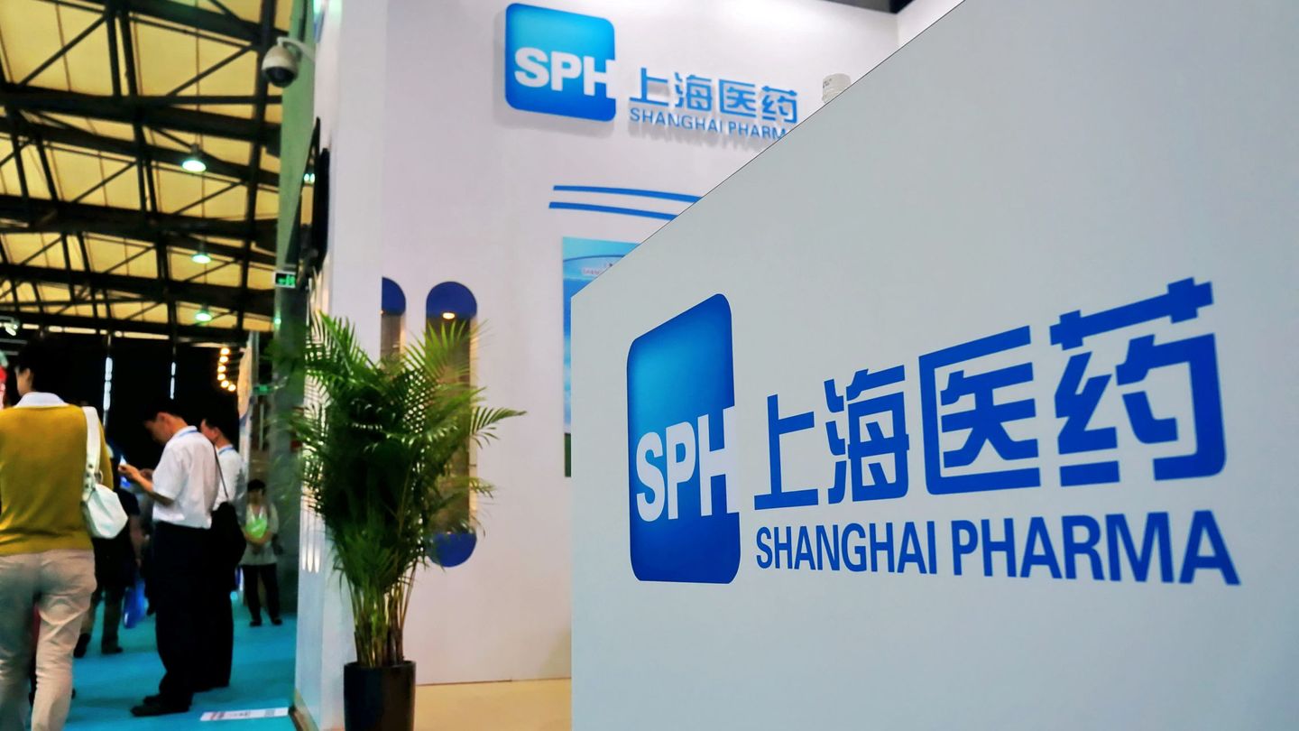 Un stand de Shanghai Pharmaceutical Holding Co Ltd. durante una exhibición farmacéutica en Shanghai, en 2012. (Reuters)