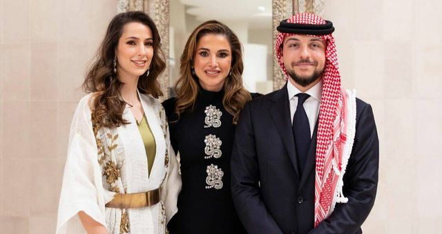 Rania posa junto a su hijo Hussein y a su prometida, Rajwa Al Saif. (RR.SS.)