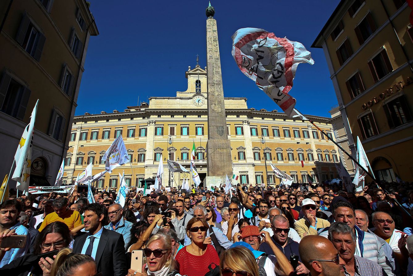 Partidarios del Movimiento 5 Estrellas protestan frente al Palacio de Gobierno en Roma, en octubre de 2017, cuando el partido aún estaba en la oposición. (Reuters)
