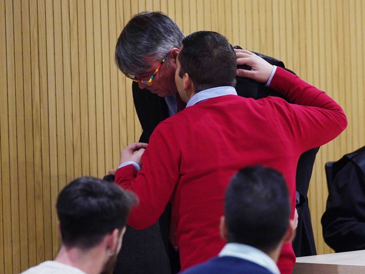 Foto: El abogado Agustín Martínez Becerra escucha a José Ángel Prenda. (EFE)