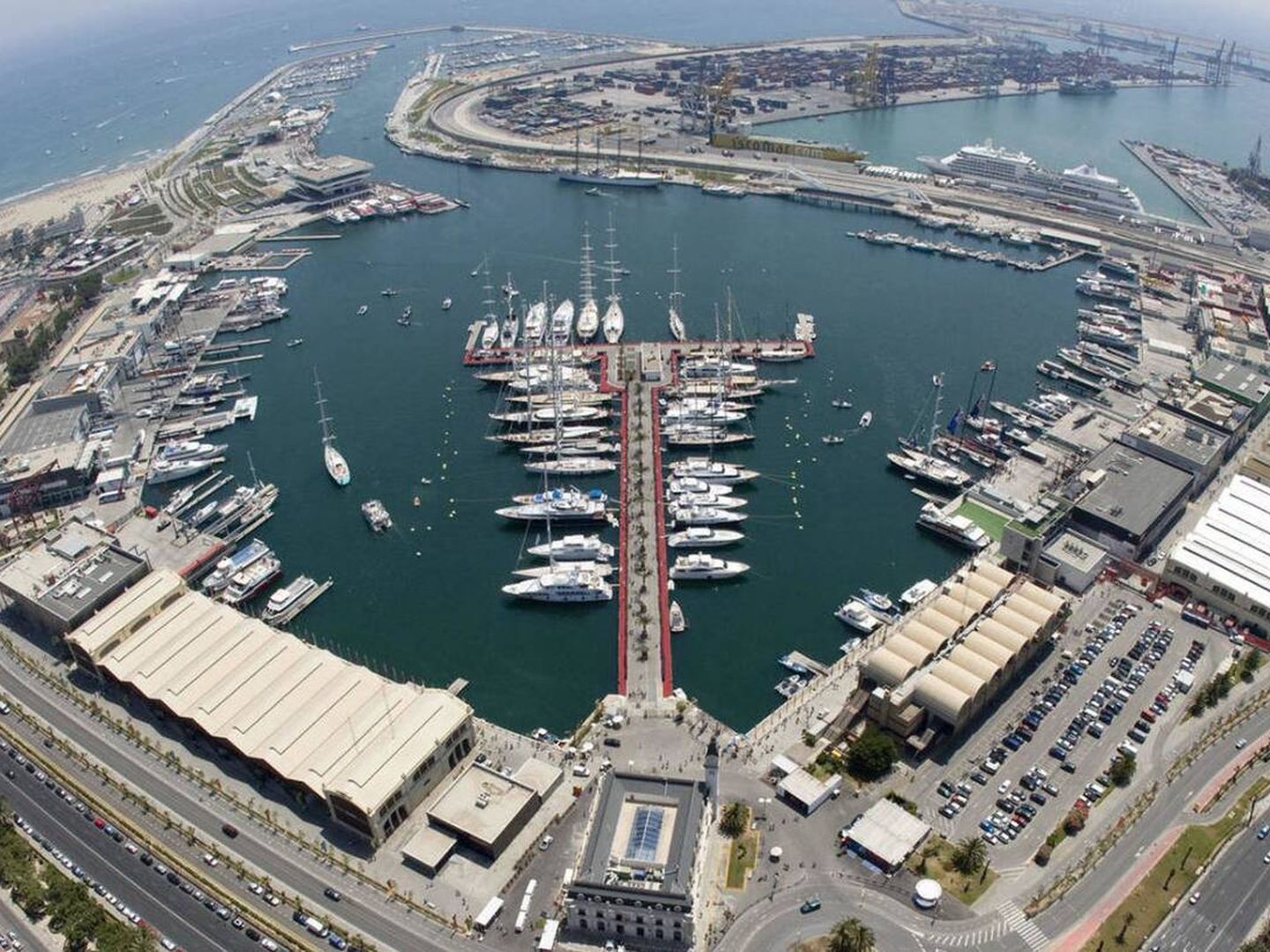 La Marina de Valencia, antigua dársena del puerto comercial e industrial. 
