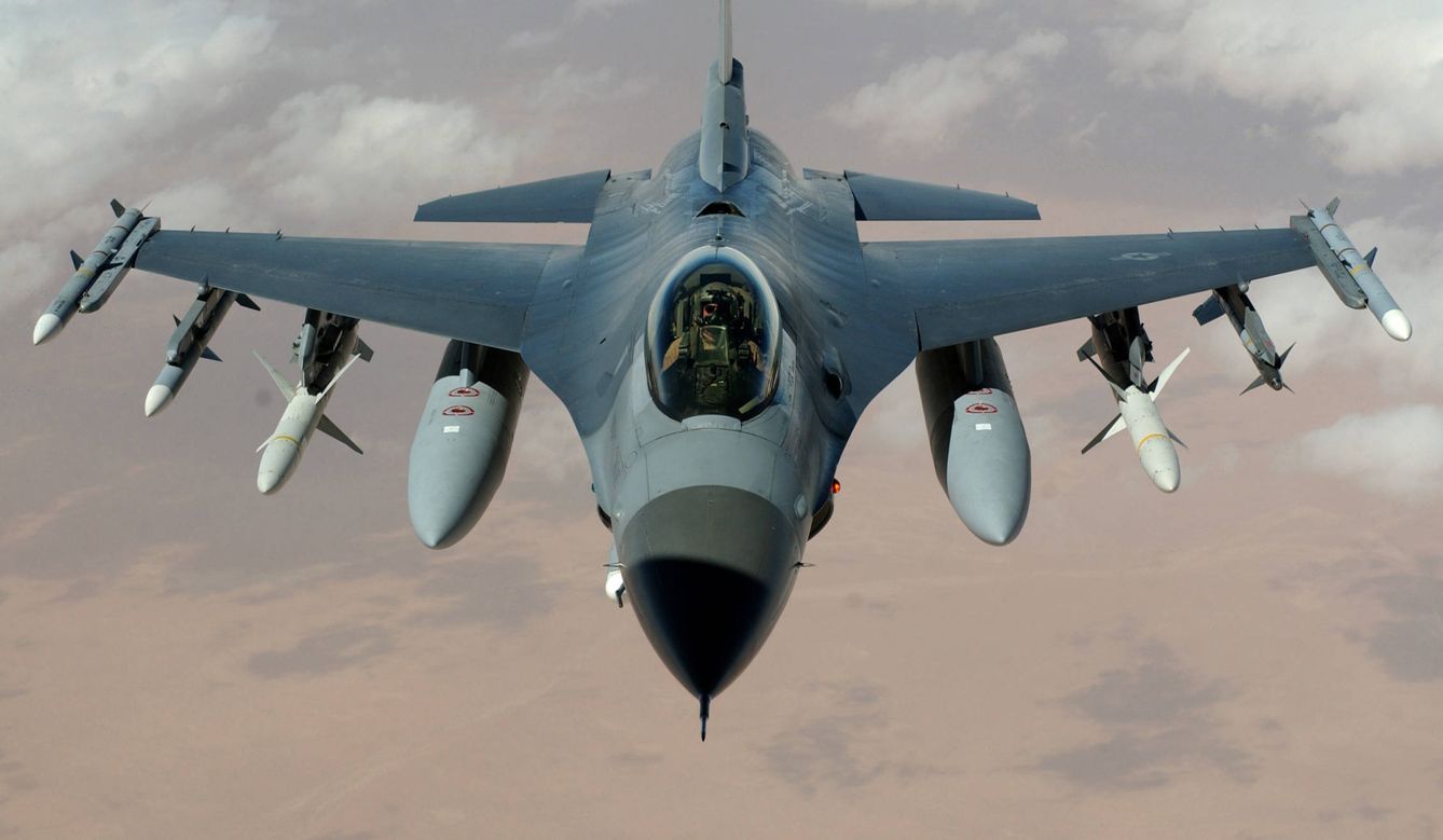 Un F-16 en pleno vuelo. (Foto: Wikimedia Commons)