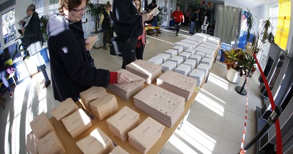Foto: Ciudadanos cogen su papeleta para votar en un colegio electoral en Madrid el pasado 28 de abril. (EFE)