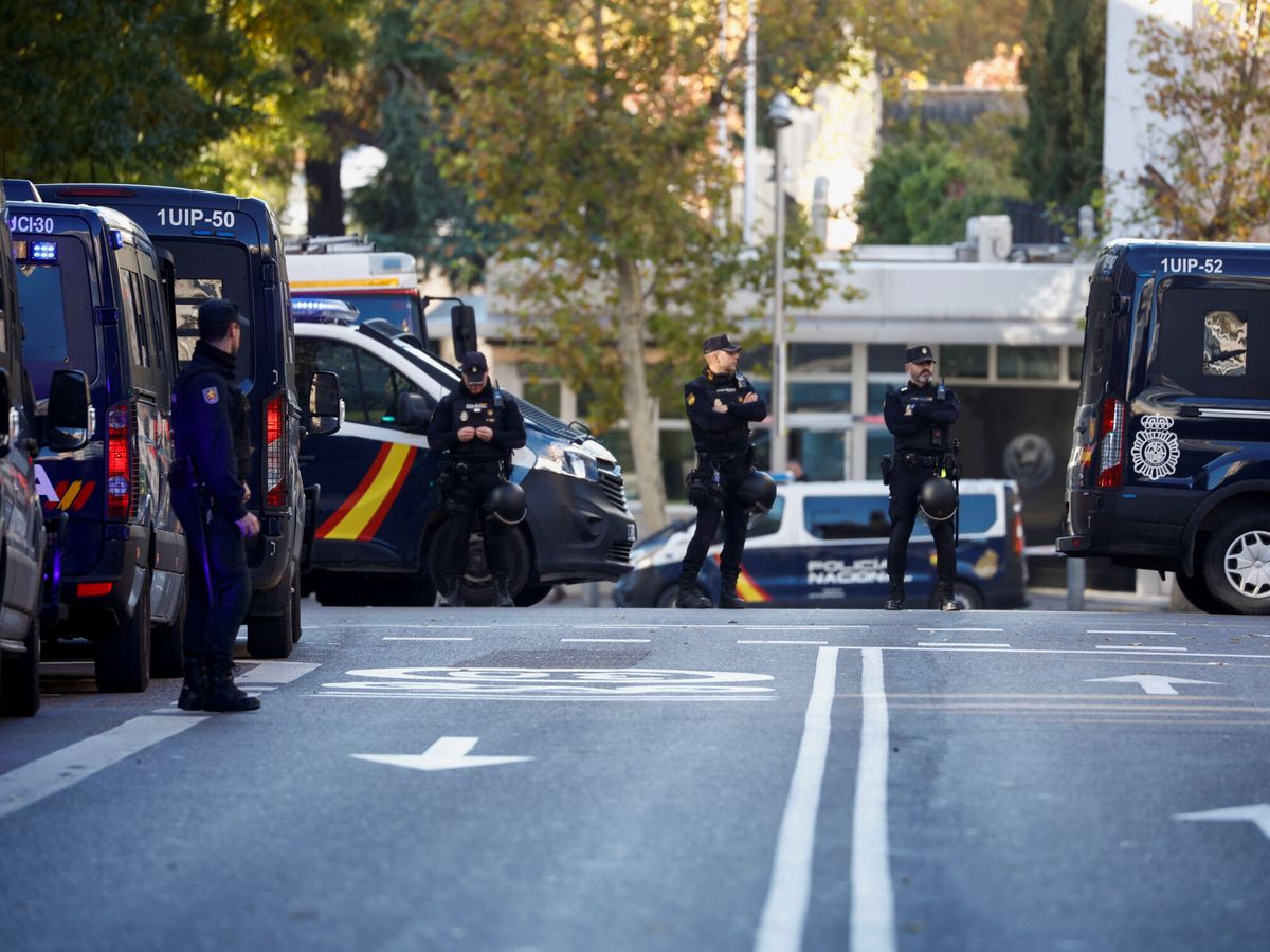 Foto: Policía Nacional desplegada en torno a embajada de Estados Unidos en Madrid. (Reuters/Juan Medina)