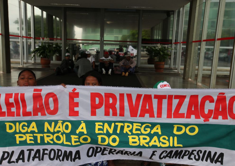Foto: Movilizaciones cen Brasil contra la privatización del yacimiento Libra. (Efe)
