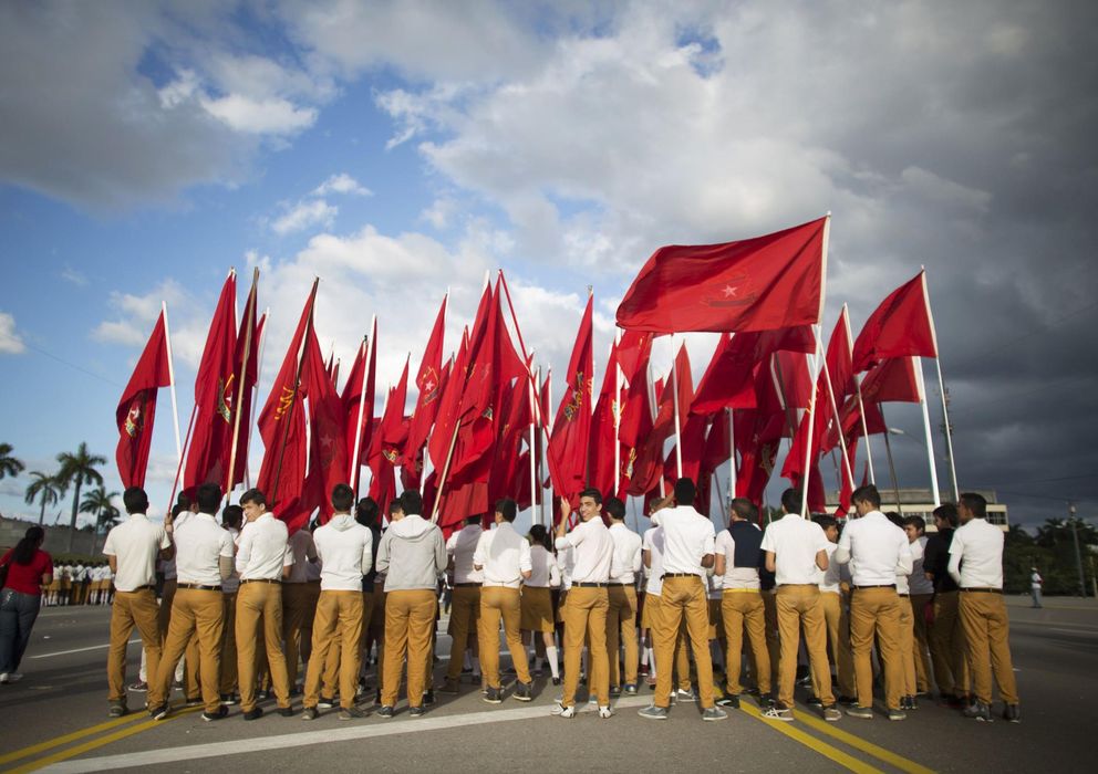 Foto: Estudiantes portan banderas de la Organización de Pioneros Jose Marti durante un acto conmemorativo en La Habana (Reuters).