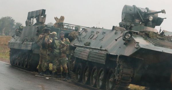 Foto: Varios tanques del ejército de Zimbabue, a las puertas de la capital. (Reuters)