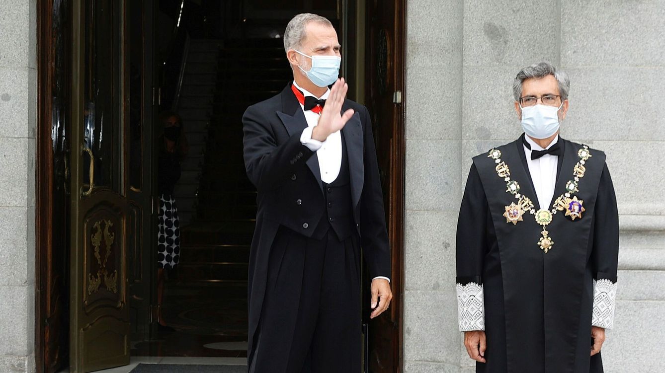 Foto: El rey Felipe VI (i) es recibido por el presidente del Tribunal Supremo y del Consejo General del Poder Judicial, Carlos Lesmes. (EFE)