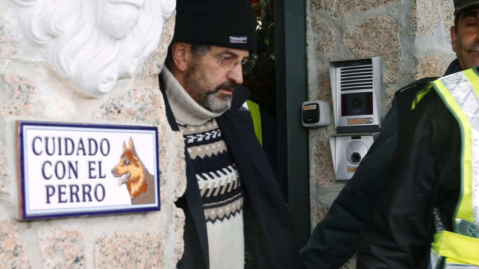 Foto: Miguel Rosendo sale de la casa de Oia tras el registro del inmueble y su detención. (EFE)