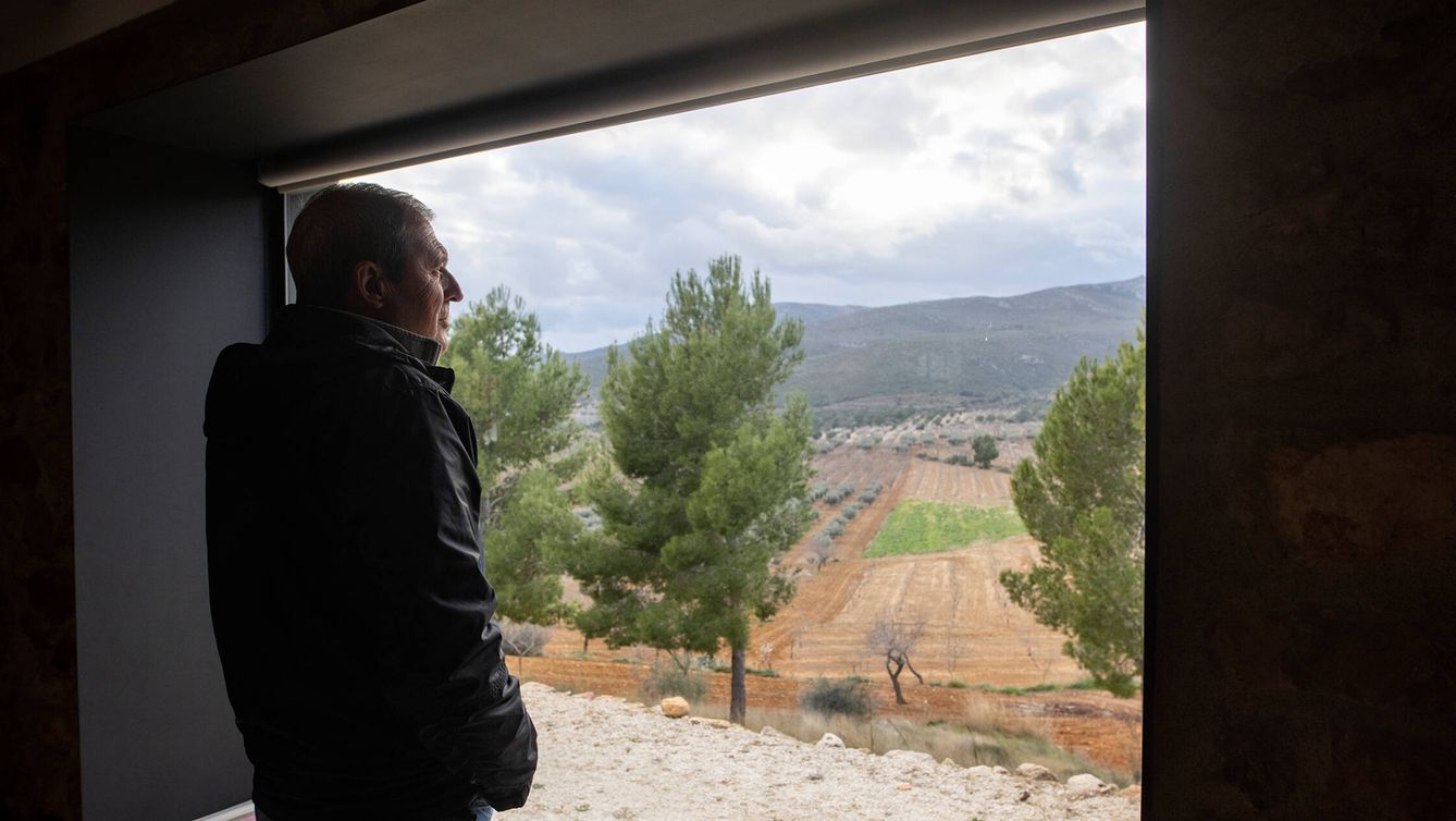 Miguel Ángel observa desde la ventana de su masía las tierras que ahora tiene en producción y han sido incluidas en el proyecto fotovoltaico de Les Coves. (C.R.)