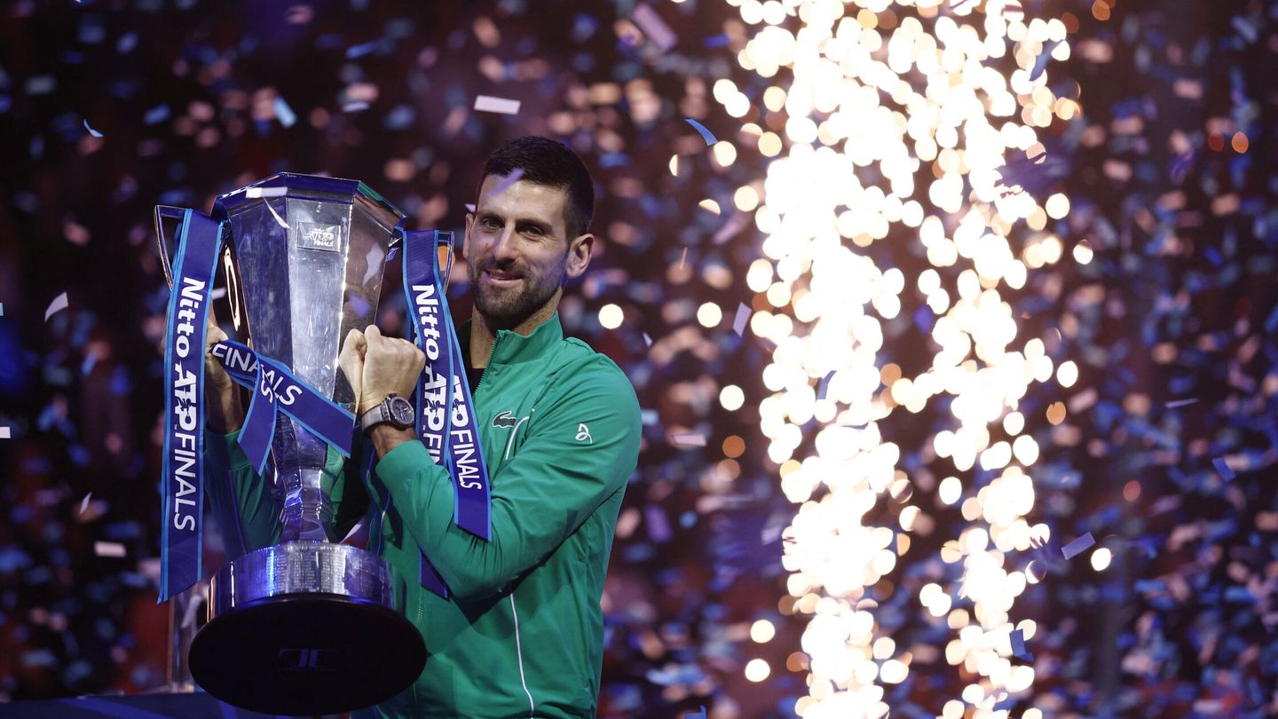 Djokovic eleva el trofeo. (Reuters/Guglielmo Mangiapane)