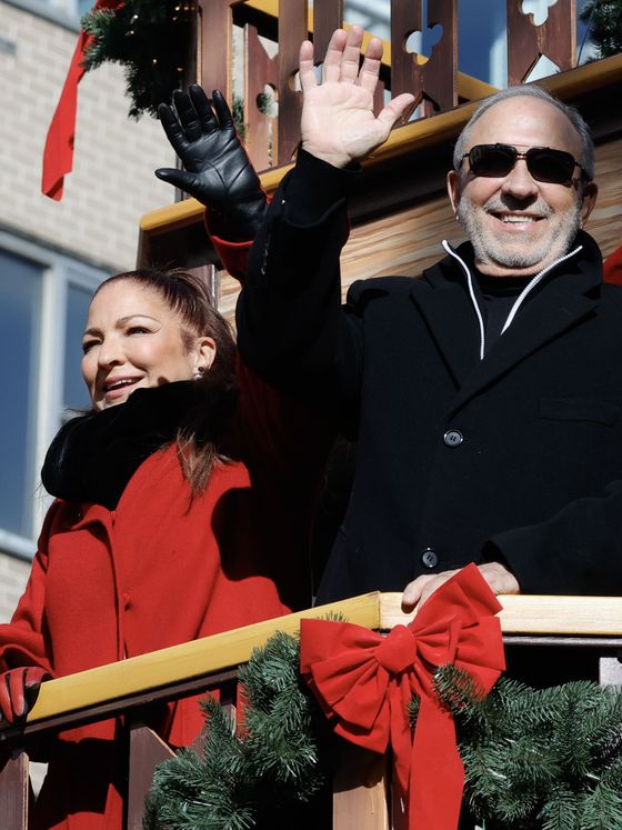 Gloria y Emilio Estefan, en el desfile de Acción de Gracias. (EFE)