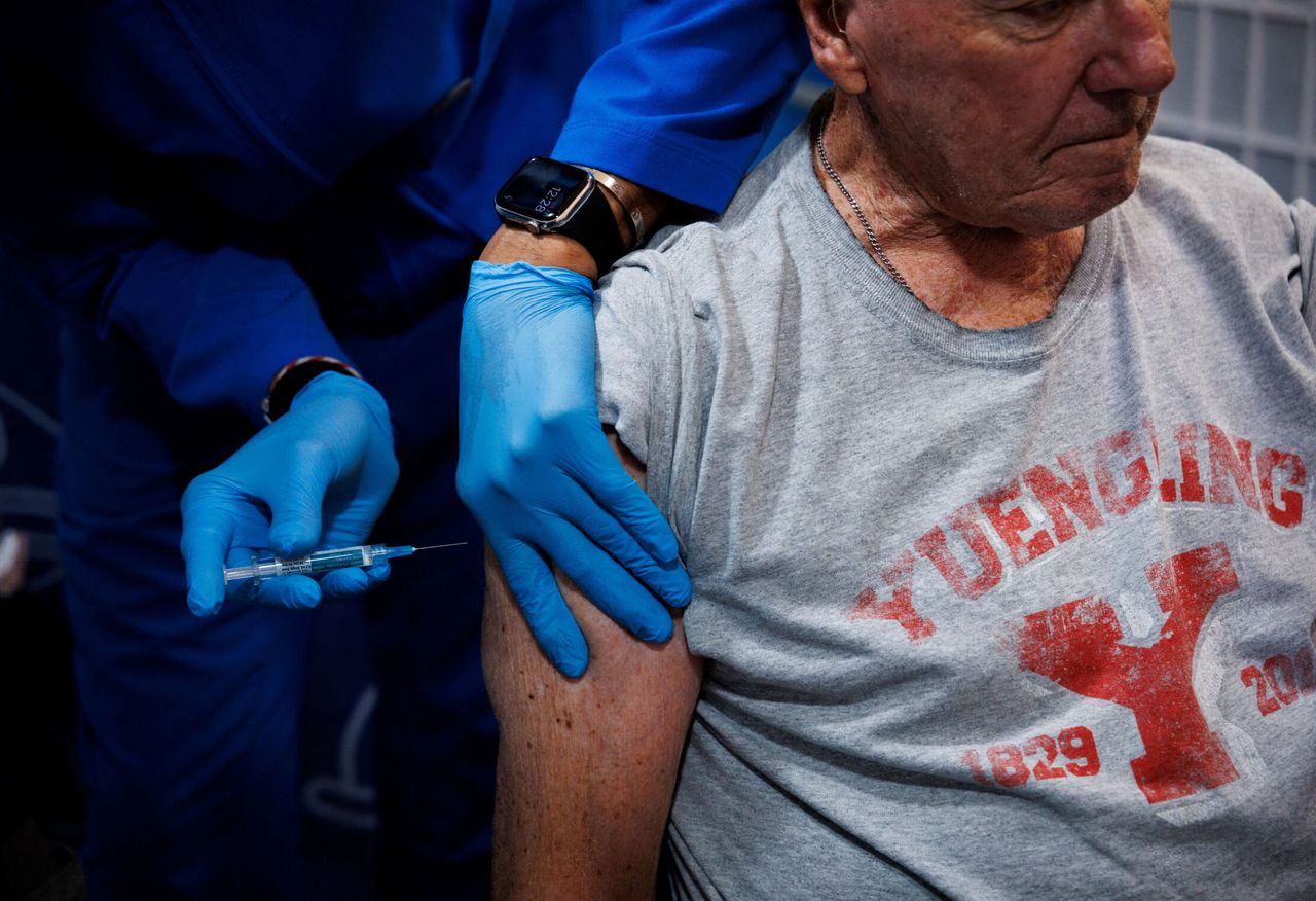 Una persona se vacuna contra el Covid. (Reuters/Hannah Beier)