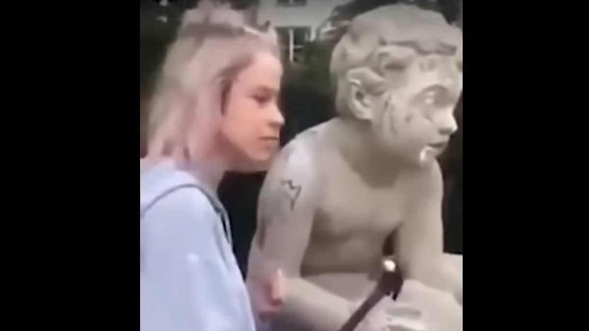 Una influencer se graba destrozando una estatua de más de 200 años a martillazos