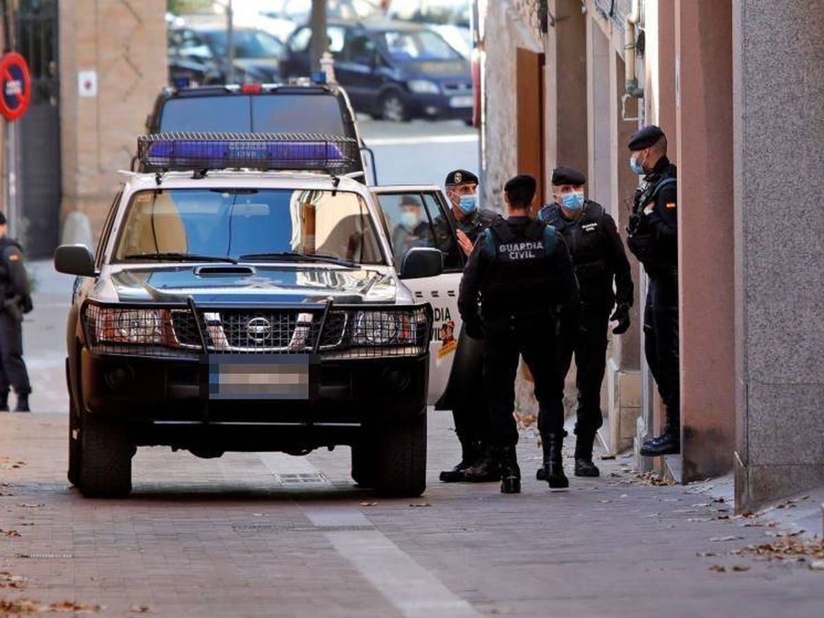 Foto: Agentes de la Guardia Civil, durante el registro de la casa de Oriol Soler. (EFE)