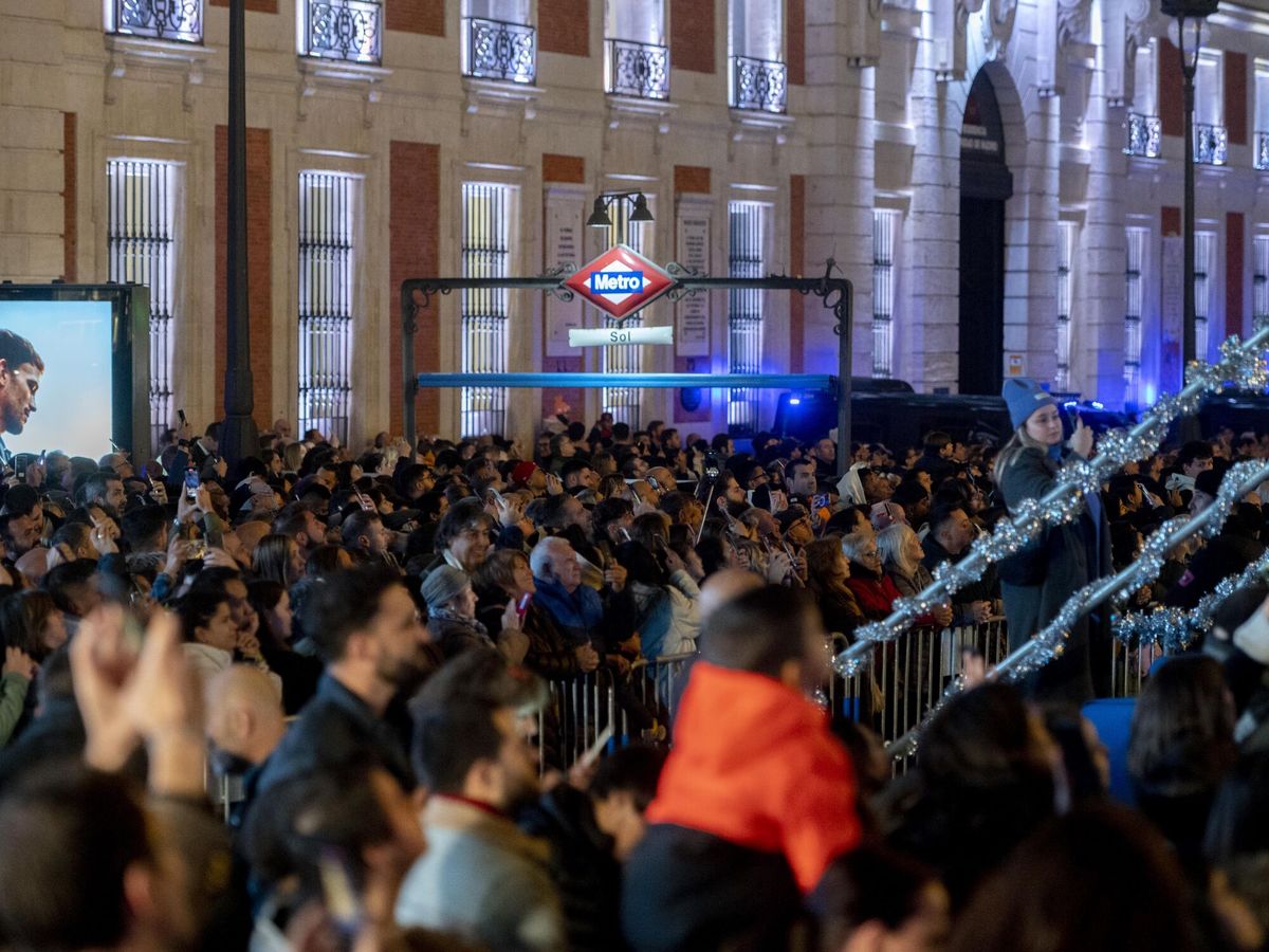 Foto: Cientos de personas asisten al encendido de luces de navidad, en la Puerta del Sol. (Europa Press/Alberto Ortega)