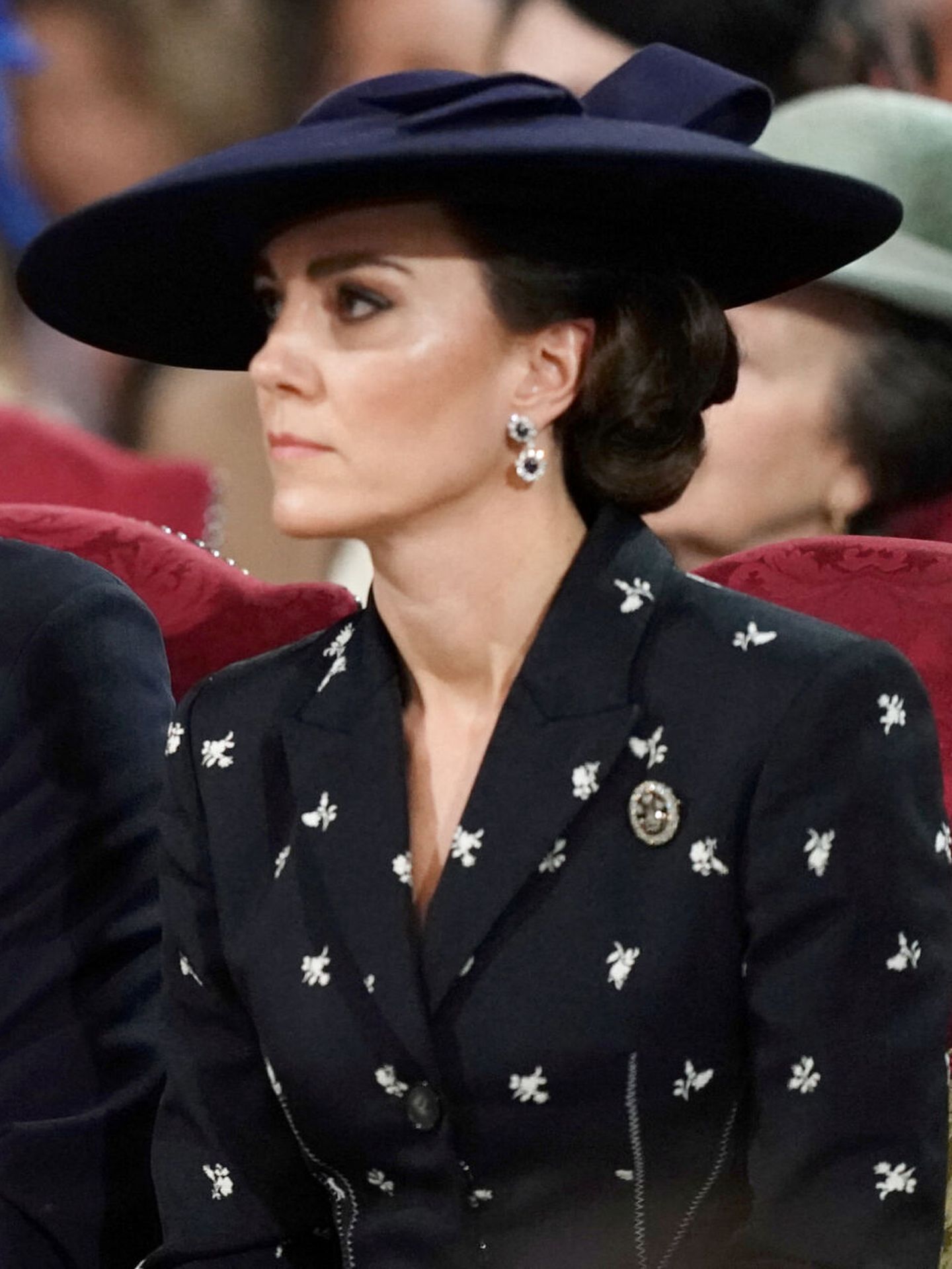 Kate, con el broche Príncipe de Gales y los pendientes de zafiros de Lady Di. (Reuters/Jordan Pettitt)