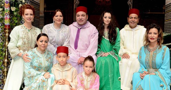 Foto:  La boda de Mulay Rachid y Lalla Oum. De izquierda a derecha, Lalla Salma, Lalla Hassan, Mohammed VI, Lalla Oum, Mulay Rachid y Lalla Meryem. Abajo, Lalla Asma, Mulay Hassan y Lalla Kadhija. (CP)
