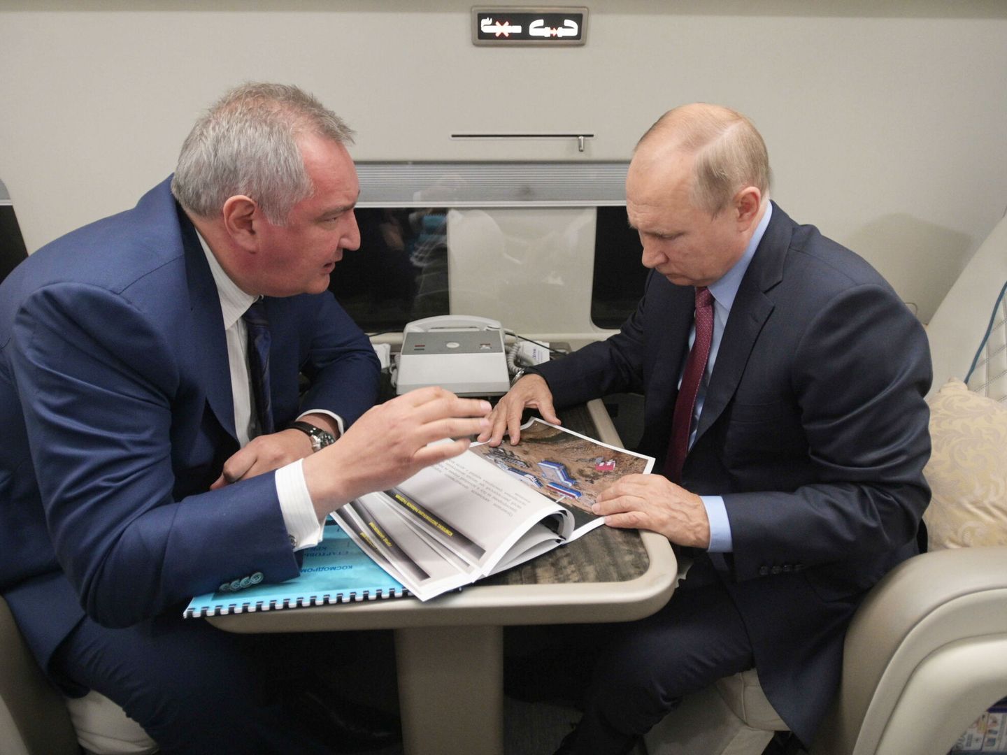 Dimitry Rogozin, director de Roscosmos charla con Vladímir Putin. (EFE)