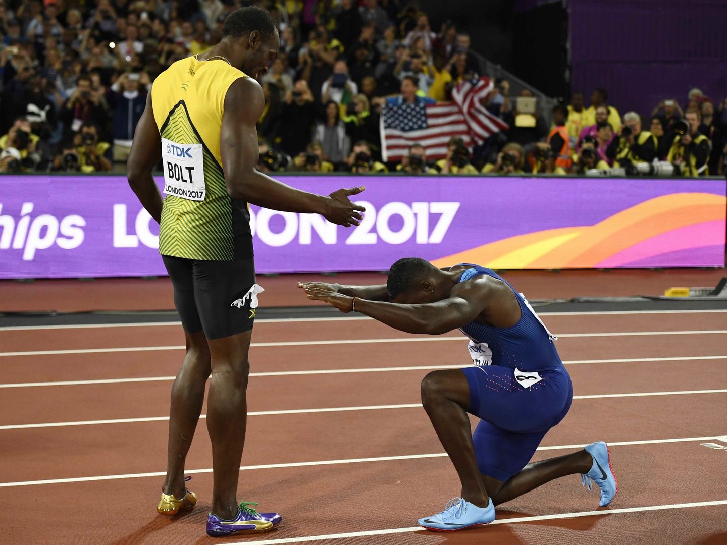 Gatlin se arrodilló ante Bolt cuando el jamaicano fue a felicitarlo por su victoria. (Reuters)