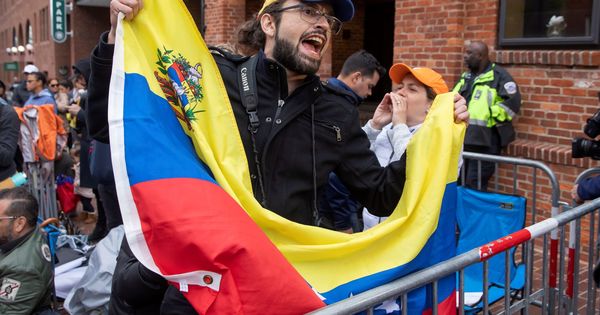 Foto: impatizantes del líder opositor venezolano Juan Guaidó gritan fuera de la Embajada de Venezuela mientras es ocupada este martes, en Washington. (EFE)