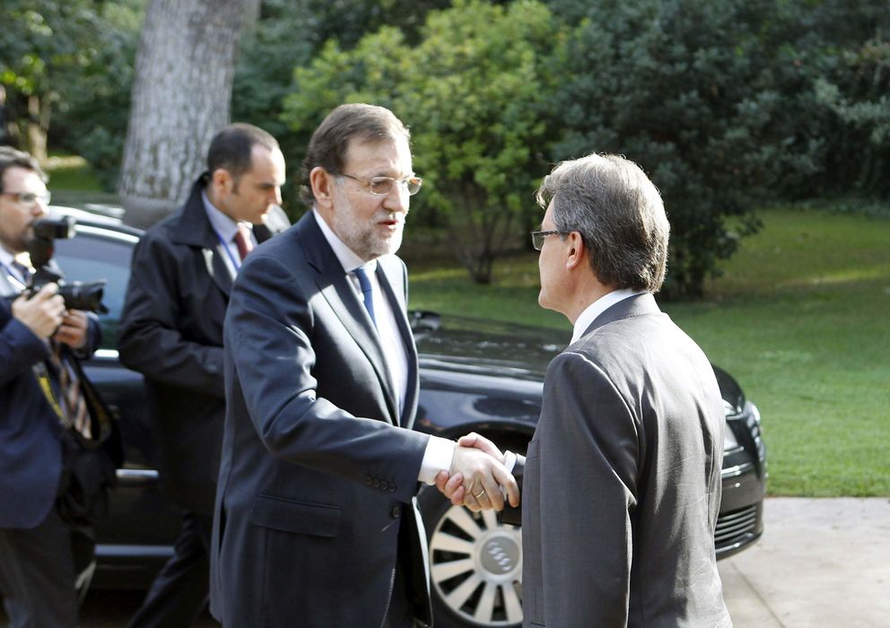 Foto: El presidente de la Generalitat, Artur Mas, recibe al jefe del Ejecutivo, Mariano Rajoy. (EFE)