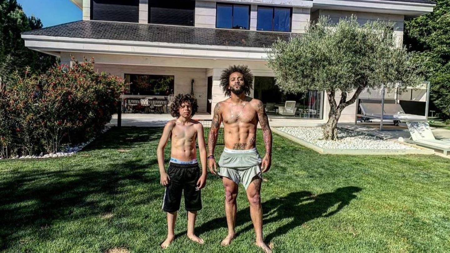 Marcelo, junto a su hijo, muestra los abdominales. (foto instragram Marcelo)