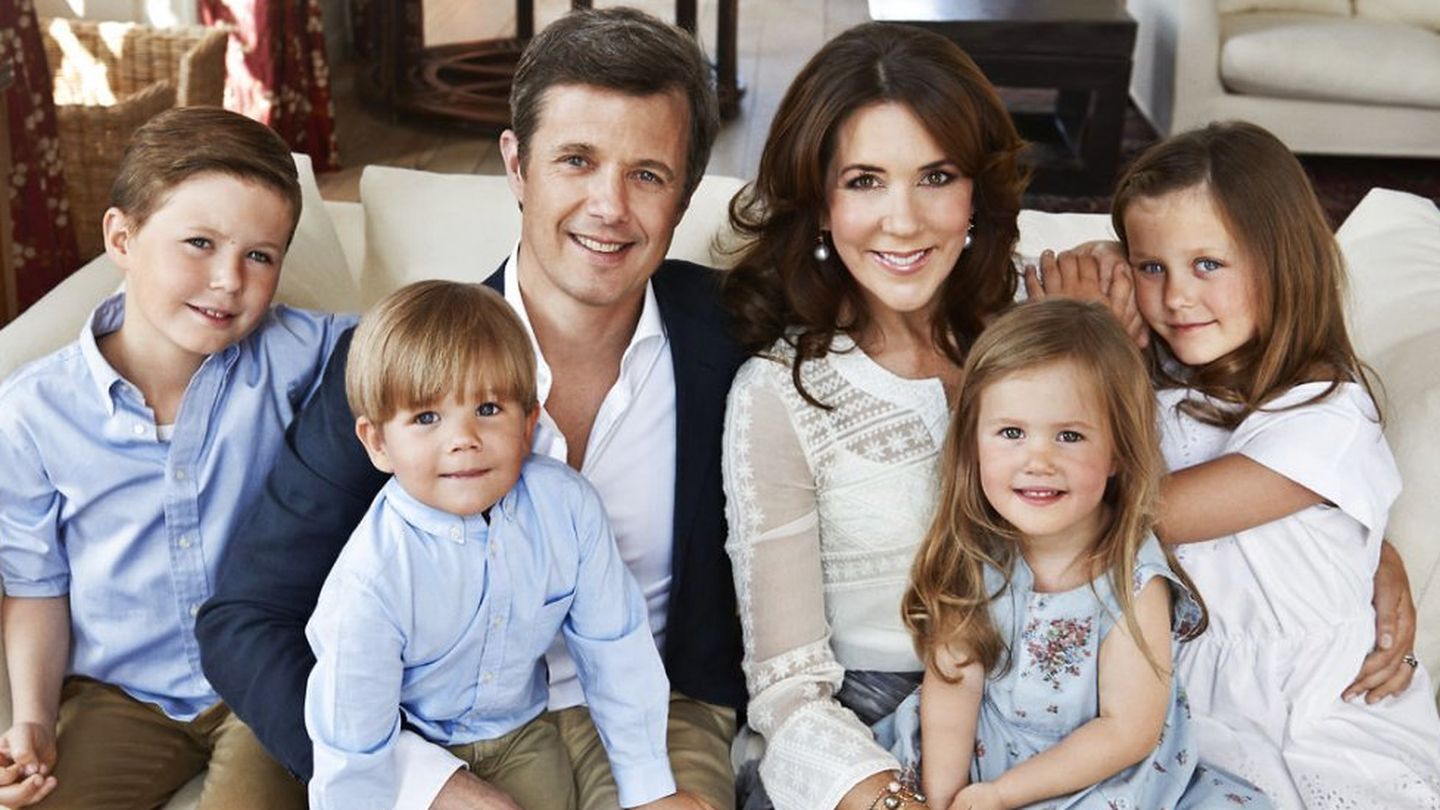 Los príncipes de Dinamarca junto a sus cuatro hijos